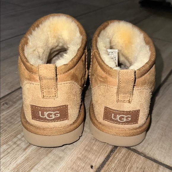 UGG CLASSIC BOOT 
GIRLS SIZE 3 - Picture 3 of 5